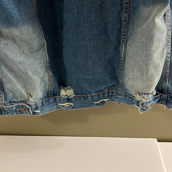 Fashion nova small oversized Jean jacket distressed - Picture 7 of 8